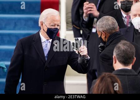 Le président élu Joe Biden a été accueilli par l'ancien président Barrack Obama alors qu'il arrive pour la 59ème inauguration présidentielle au Capitole des États-Unis à Washington, le mercredi 20 janvier 2021.(AP photo/Patrick Semansky, Pool)/MediaPunch Banque D'Images