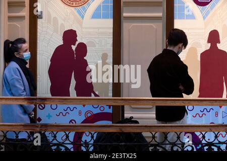 Moscou, Russie. Le 20 janvier, 2021 citoyens restent en file d'attente devant une unité mobile de vaccination COVID-19 au magasin GUM du centre de Moscou, en Russie. Depuis janvier 18, la Russie a commencé la vaccination de masse contre le nouveau coronavirus COVID-19 avec le vaccin Spoutnik V. Banque D'Images