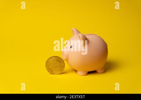 Crypto-monnaie Bitcoin près de la boîte d'argent de piggy comme symbole financier révolution Banque D'Images