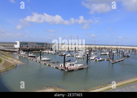 le port de plaisance de cadzand, aux pays-bas avec restaurant sur la côte hollandaise de zeeland, au printemps, sur la mer de westerschelde Banque D'Images