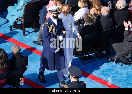 Washington, DC. 20 janvier 2021.WASHINGTON, DC - 20 JANVIER : Jennifer Lopez est escortée du microphone lors de l'inauguration du président américain élu Joe Biden sur le front ouest du capitole des États-Unis le 20 janvier 2021 à Washington, DC. Au cours de la cérémonie d'inauguration d'aujourd'hui, Joe Biden devient le 46e président des États-Unis. (Photo de Tasos Katopodis/Getty Images) | utilisation dans le monde crédit : dpa Picture Alliance/Alay Live News Banque D'Images