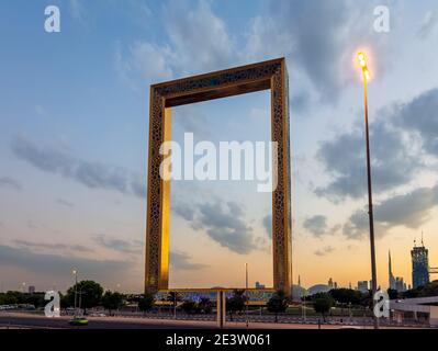 DUBAÏ, Émirats Arabes Unis - 25 décembre 2020 : vue sur le célèbre cadre de Dubaï à Dubaï, Émirats arabes Unis. Banque D'Images