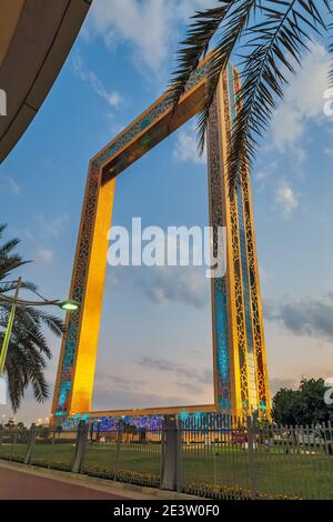 DUBAÏ, Émirats Arabes Unis - 25 décembre 2020 : vue sur le célèbre cadre de Dubaï à Dubaï, Émirats arabes Unis. Banque D'Images