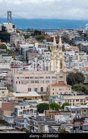 Vue sur l'église Saints Pierre et Paul dans le quartier de North Beach à San Francisco, Californie, États-Unis Banque D'Images