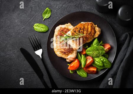 Steaks de viande avec salade fraîche au noir. Banque D'Images