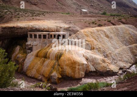 Le pont Inca est en ruines. Bâtiment abandonné du spa à Puente del Inca. Province de Mendoza, Argentine Banque D'Images