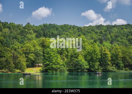 Les touristes pagayent dans deux bateaux sur le lac vert émeraude à Parc national des lacs de Plitvice Patrimoine mondial de l'UNESCO en Croatie Banque D'Images
