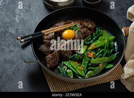 Barbecue maison bœuf coréen Bulgogi, steak de bœuf grillé avec sauce épicée. Banque D'Images