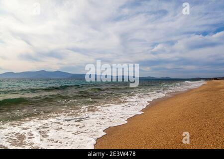 Plage de sable d'Agios Prokopios pendant une journée venteuse, dans l'île de Naxos, Cyclades, Grèce, Europe. Banque D'Images