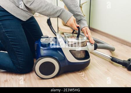 Femme Ouvrant Le Filtre à Poussière Hors De L'aspirateur à La Maison  Aspirateur Contenant Plein De Saleté Poils D'animaux