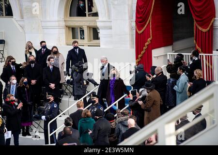 (210120) -- WASHINGTON, le 20 janvier 2021 (Xinhua) -- l'ancien président américain Bill Clinton (C-L) et l'ancienne secrétaire d'État américaine Hillary Clinton (C-R) arrivent pour assister à la cérémonie d'inauguration du 46e président des États-Unis à Washington, DC, aux États-Unis, le 20 janvier 2021. Lors d'une inauguration inhabituelle fermée au public en raison de la pandémie de coronavirus toujours en train de faire rage, le président élu des États-Unis, Joe Biden, a prêté serment mercredi en tant que 46e président des États-Unis au front ouest du Capitole, qui a été violé il y a deux semaines par de violents manifestants qui ont tenté de renverser son électorat Banque D'Images