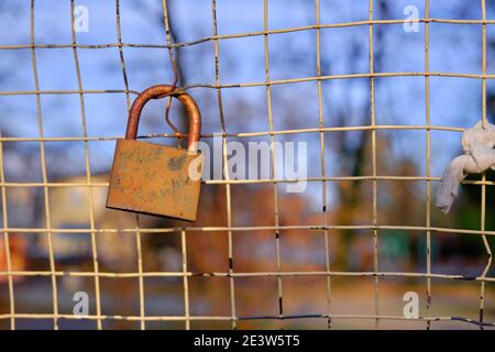 Cadenas corrosif et orange dans un parc ouvert à Kardzali Bulgarie en début de matinée avec soleil.07.01.2021. Bulgarie, Kardzhali. Banque D'Images