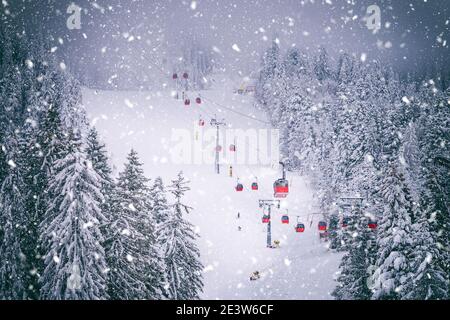 Montagne Postavaru avec pistes de ski et téléphérique de transport à Poiana Brasov, Roumanie Banque D'Images