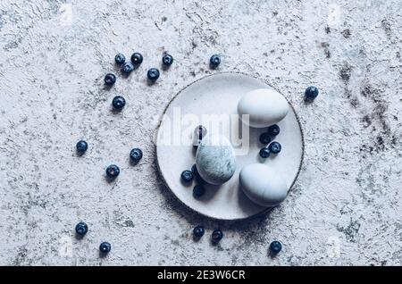 Oeufs de Pâques teints peints avec des bleuets naturels sur fond de béton gris. Vue de dessus. Banque D'Images