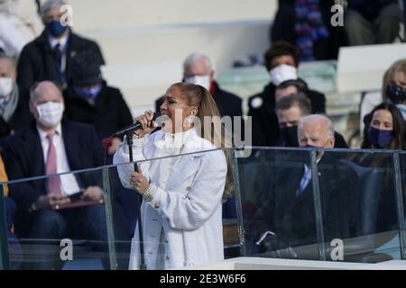 20 janvier 2021, Washington, District de Columbia, Etats-Unis: JENNIFER LOPEZ se produit avant que Biden prenne l'Oath de bureau comme le 46e président des Etats-Unis au Capitole des Etats-Unis. (Image de crédit : © Chris Kleponis/CNP via ZUMA Wire) Banque D'Images