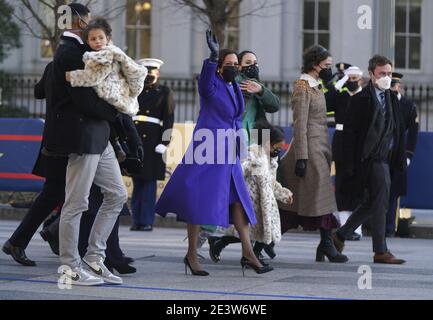 Washington, États-Unis. 20 janvier 2021. Le vice-président Kamala Harris marche pendant le défilé après l'inauguration à Washington, DC, le mercredi 20 janvier 2021. Photo de Leigh Vogel/UPI crédit: UPI/Alay Live News Banque D'Images