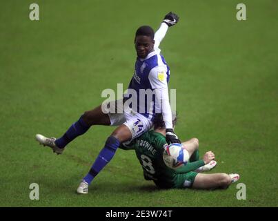 Alan Browne, de Preston North End (à droite), défie Jonathan Leko de Birmingham City lors du match du championnat Sky Bet au stade St. Andrew's trillion Trophy, à Birmingham. Date de la photo: Mercredi 20 janvier 2021. Banque D'Images