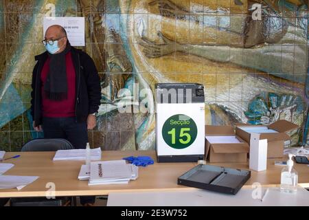 LISBONNE, PORTUGAL - JANVIER 17 : On voit des volontaires attendre que les gens votent à Lisbonne, le 17 janvier 2021. Les files d'attente énormes ont surpris les milliers d'électeurs qui ont décidé de voter à l'avance pour les élections présidentielles, qui ont lieu au milieu de l'épidémie de Covid-19 au Portugal, Sont prévus pour janvier 24 et c'est la dixième fois que les Portugais sont appelés à choisir le Président de la République en démocratie, depuis 1976. (Photo de Luis Boza Banque D'Images