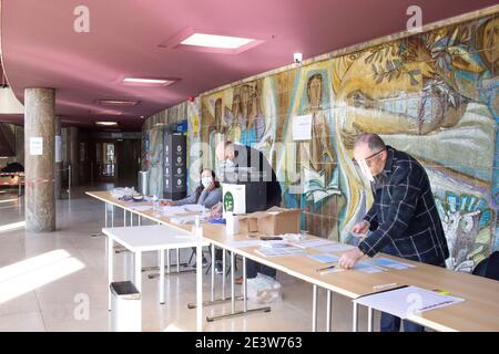 LISBONNE, PORTUGAL - JANVIER 17 : On voit des volontaires attendre que les gens votent à Lisbonne, le 17 janvier 2021. Les files d'attente énormes ont surpris les milliers d'électeurs qui ont décidé de voter à l'avance pour les élections présidentielles, qui ont lieu au milieu de l'épidémie de Covid-19 au Portugal, Sont prévus pour janvier 24 et c'est la dixième fois que les Portugais sont appelés à choisir le Président de la République en démocratie, depuis 1976. (Photo de Luis Boza Banque D'Images