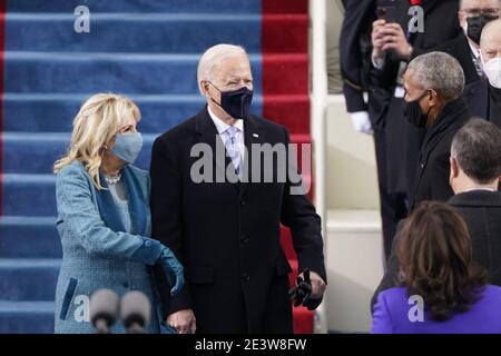 Washington, États-Unis. 20 janvier 2021. Le président élu Joe Biden et sa femme Jill sont accueillis par l'ancien président Barrack Obama alors qu'ils arrivent pour la 59ème inauguration présidentielle au Capitole des États-Unis à Washington, le 20 janvier 2021. Photo de piscine par Patrick Semansky/UPI crédit: UPI/Alay Live News Banque D'Images
