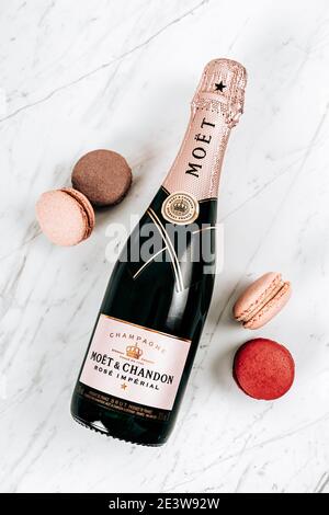 PARIS, FRANCE - 20 JANVIER 2021 : bouteille de champagne au vin français Moet Chandon Banque D'Images