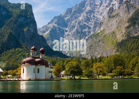 Kirche St. Bartholomae Église Saint-Bartholomew au lac K nigssee, parc national de Berchtesgaden, Bavière Banque D'Images