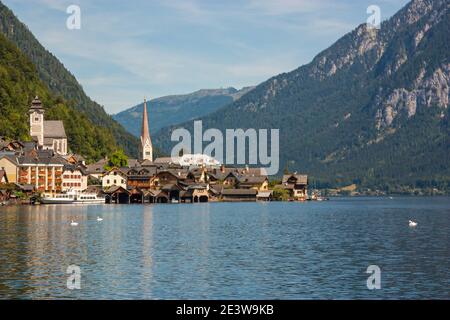 Classic Village Viewpoint carte postale angle, église paroissiale évangélique à Hallstatt, paysages autrichiens Banque D'Images