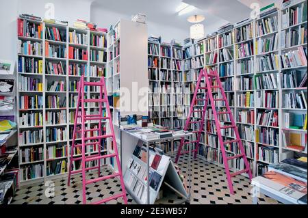 Deux échelles roses debout à Pro qm une librairie indépendante À Berlin, en Allemagne Banque D'Images