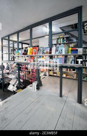 Intérieur de Pro qm une librairie indépendante à Berlin, Allemagne Banque D'Images