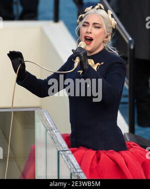 20 janvier 2021, Washington, District of Columbia, USA: LA chanteuse AMÉRICAINE Lady Gaga chante l'hymne national des États-Unis avant que Joe Biden ne soit assermenté comme 46e président des États-Unis. Biden, ancien vice-président et sénateur de longue date de 78 ans, fait serment à midi (1700 GMT) sur le front ouest du Capitole, l'endroit même où les émeutiers pro-Trump se sont affrontés avec la police il y a deux semaines avant d'avoir pris d'assaut le Congrès dans une insurrection meurtrière. (Image de crédit: © Saul Loeb/CNP via ZUMA Wire) Banque D'Images