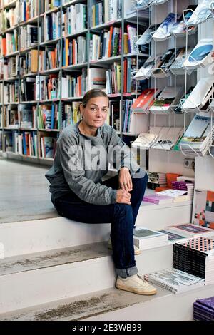 Libraire féminine chez Pro qm une librairie indépendante à Berlin, Allemagne Banque D'Images