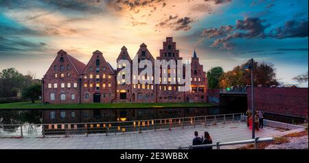 Rive de Trave au coucher du soleil avec stockage de sel à Lübeck, Allemagne Banque D'Images