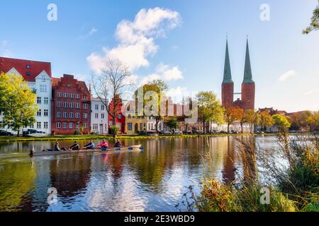 Vue sur l'étang de Muehlenteich aux bâtiments et la cathédrale de Lübeck à la mer Baltique, Schleswig-Holstein, Banque D'Images