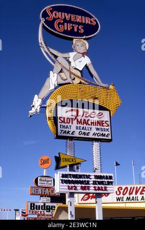 Signe souvenirs cadeaux avec cowgirl sur Fremont Street à Las Vegas, Nevada Banque D'Images