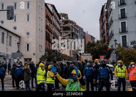 Les pompiers de police et les agents de santé de la Calle Toledo soutiennent l'urgence causée par l'explosionpendant les séquelles. Au moins trois sont morts après l'explosion dans le bâtiment du centre de Madrid. Vers 3:00p.m dans l'après-midi, une forte explosion a partiellement détruit un bâtiment numéro 98 sur la rue Toledo, au centre de la capitale espagnole. Les rapports préliminaires font état d'une fuite de gaz qui a causé au moins trois morts, en plus de onze blessés, comme l'a confirmé le délégué du gouvernement communautaire, José Manuel Franco, et des sources du Conseil municipal de Madrid. Banque D'Images