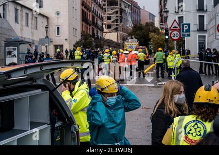 Un groupe de pompiers et d'agents de santé se préparent à soutenir l'urgence causée par l'explosion au cours des suites.au moins trois sont morts après l'explosion dans le bâtiment du centre de Madrid. Vers 3:00p.m dans l'après-midi, une forte explosion a partiellement détruit un bâtiment numéro 98 sur la rue Toledo, au centre de la capitale espagnole. Les rapports préliminaires font état d'une fuite de gaz qui a causé au moins trois morts, en plus de onze blessés, comme l'a confirmé le délégué du gouvernement communautaire, José Manuel Franco, et des sources du Conseil municipal de Madrid. Banque D'Images