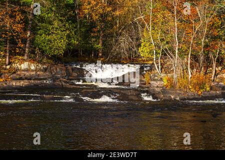 Magnifique zone de conservation des chutes Cordova Belmont Methuen Havelock Ontario Canada en automne Banque D'Images