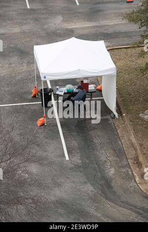 Round Rock, Texas, États-Unis. 20 janvier 2021. Une infirmière seule attend les patients alors que les Texans centraux s'alignent dans leur voiture pour les vaccinations au volant COVID-19 après que plusieurs milliers de doses du produit Moderna ont été administrées. La clinique a effectué près de 2,000 vaccinations le premier jour. Crédit : Bob Daemmrich/ZUMA Wire/Alay Live News Banque D'Images