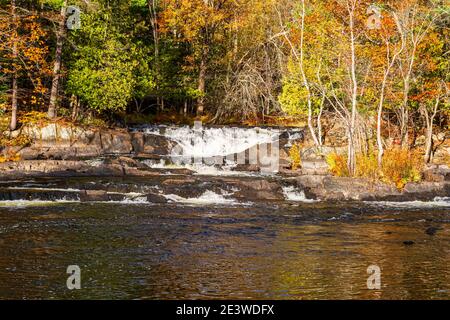 Magnifique zone de conservation des chutes Cordova Belmont Methuen Havelock Ontario Canada en automne Banque D'Images