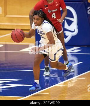 South Orange, New Jersey, Etats-Unis: 20 janvier 2021, Seton Hall Pirates gardien Desiree Elmore (25) fait monter le ballon sur le terrain dans la première moitié au Walsh Gymnasium à South Orange, New Jersey. Seton Hall défait St. Johns 87-64. Duncan Williams/CSM crédit: CAL Sport Media/Alay Live News Banque D'Images