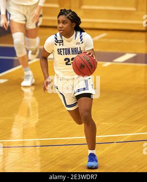 South Orange, New Jersey, Etats-Unis: 20 janvier 2021, Seton Hall Pirates gardien Desiree Elmore (25) fait monter le ballon sur le terrain dans la première moitié au Walsh Gymnasium à South Orange, New Jersey. Seton Hall défait St. Johns 87-64. Duncan Williams/CSM crédit: CAL Sport Media/Alay Live News Banque D'Images