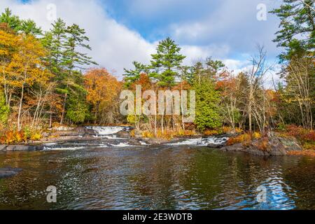 Magnifique zone de conservation des chutes Cordova Belmont Methuen Havelock Ontario Canada en automne Banque D'Images