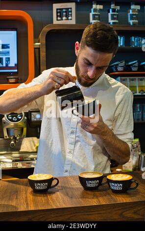 Yuri Marschall, champion d'art latte d'Allemagne, verse du lait chaud dans une tasse de café pour faire du latte Banque D'Images