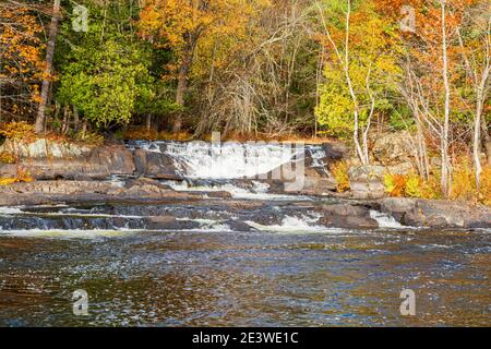 Magnifique zone de conservation des chutes Cordova Belmont Methuen Havelock Ontario Canada en automne Banque D'Images