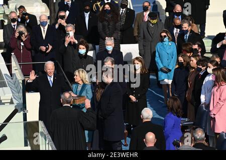 Washington, États-Unis. 20 janvier 2021. JOE Biden, le président élu DES ÉTATS-UNIS, est assermenté en tant que 46e président des États-Unis le 20 janvier 2021 au Capitole des États-Unis à Washington, DC. Photo de piscine par Saul Loeb/UPI crédit: UPI/Alamy Live News Banque D'Images