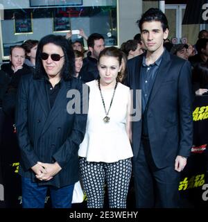14 janvier 2013 : Gene Simmons, Sophie Simmons et Nick Simmons assistent à la première de ''The Last Stand'' à Los Angeles, au Théâtre chinois de Grauman. (Image crédit : © Billy Bennight/ZUMA Wire) Banque D'Images