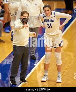 South Orange, New Jersey, Etats-Unis: 20 janvier 2021, Anthony Bozzella, entraîneur-chef de Seton Hall Pirates, parle avec la foreuse Alexia Allesch (31) dans la première moitié au Walsh Gymnasium à South Orange, New Jersey. Seton Hall défait St. Johns 87-64. Duncan Williams/CSM crédit: CAL Sport Media/Alay Live News Banque D'Images