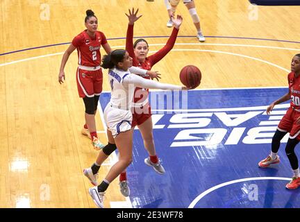 South Orange, New Jersey, Etats-Unis: 20 janvier 2021, le garde de Pirates de Seton Hall, Andra Espinoza-Hunter (4), marque un panier la première moitié au Walsh Gymnasium à South Orange, New Jersey. Seton Hall défait St. Johns 87-64. Duncan Williams/CSM crédit: CAL Sport Media/Alay Live News Banque D'Images