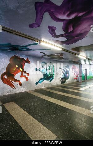 l'artiste allemand de graffiti case mallaim veille sa murale à Francfort S Bahn tunnel.Station de métro Ostendstrasse Banque D'Images