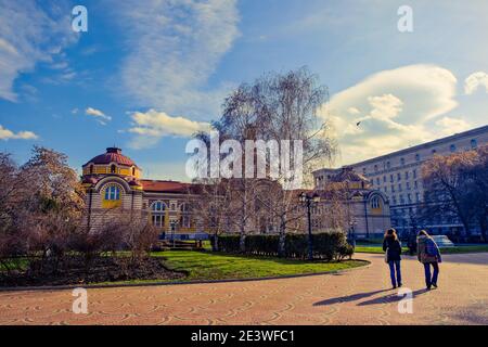 Musée d'histoire régionale et bains minéraux centraux Sofia et les personnes qui se promo dans le parc en face. Sofia. Bulgarie. 06.01.2021. Banque D'Images